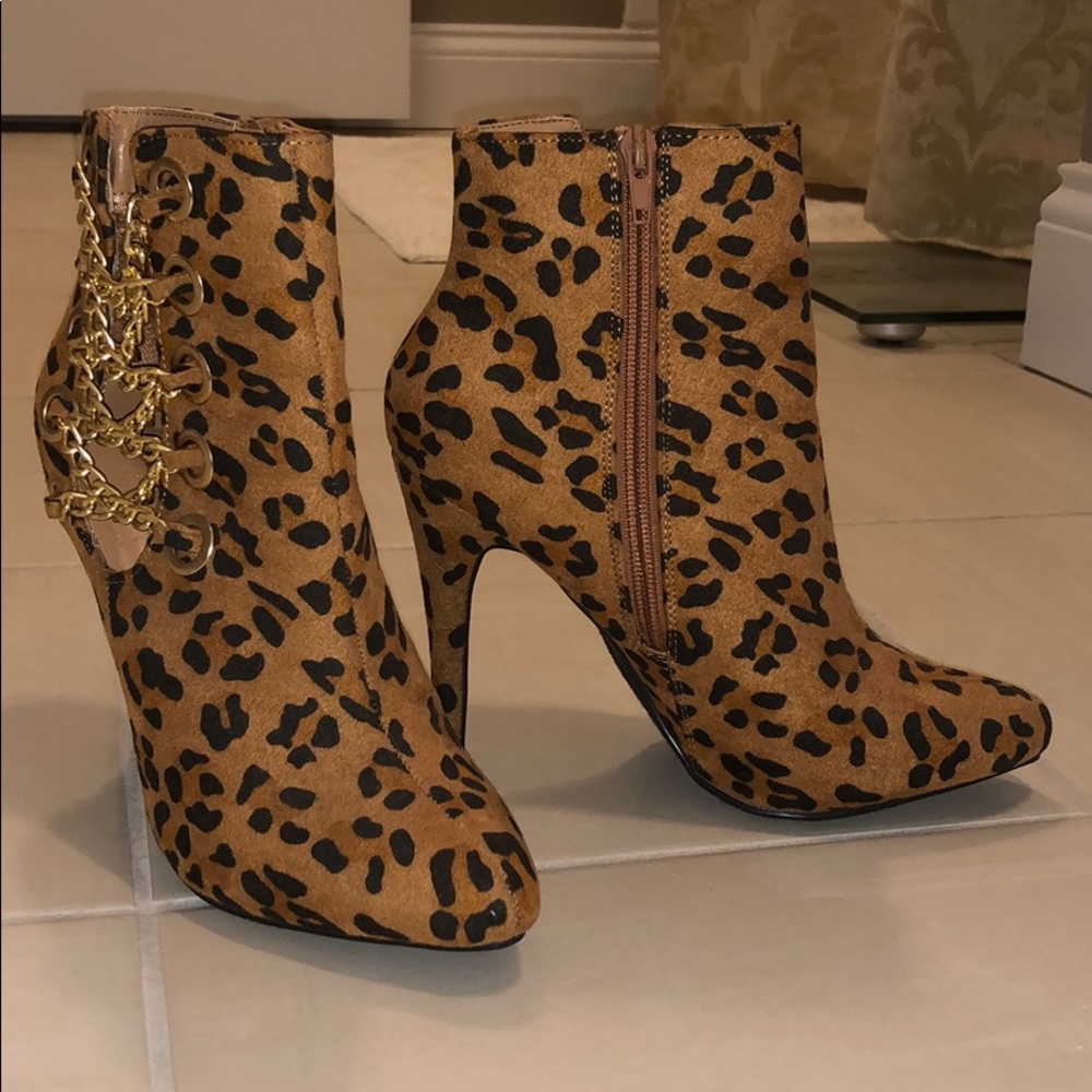 NWT Pointed Toe Leopard Print Boots Ankle Booties